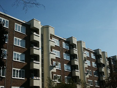 reiniging beton & metselwerk, betonherstelling, aanbrengen hydrofuge & carbonatatiewerende coating, deels heropbouw voorgevel voor Onze Woning in Geelhandplaats, - Antwerpen
